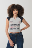 Camiseta femenina cuello redondo dividido, con mangas en contraste.