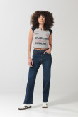 Camiseta femenina cuello redondo dividido, con mangas en contraste.