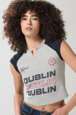 Camiseta femenina cuello redondo dividido, con mangas en contraste.