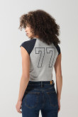 Camiseta femenina cuello redondo dividido, con mangas en contraste.