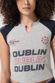 Camiseta femenina cuello redondo dividido, con mangas en contraste.