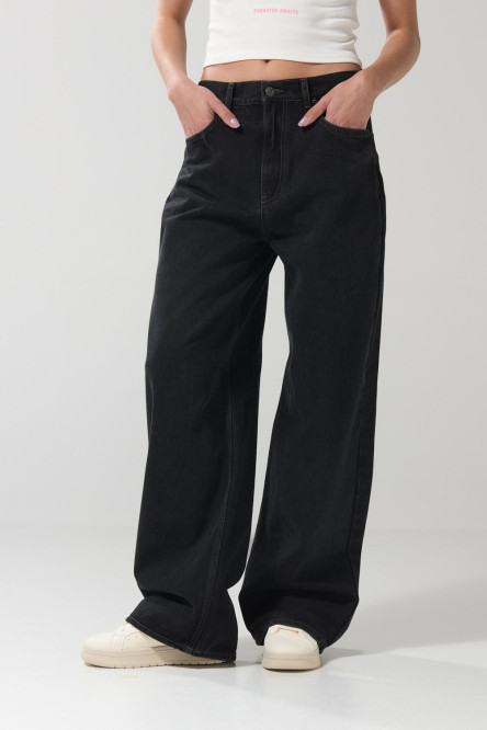 Jean tiro medio baggy gris con bota ancha y bolsillos