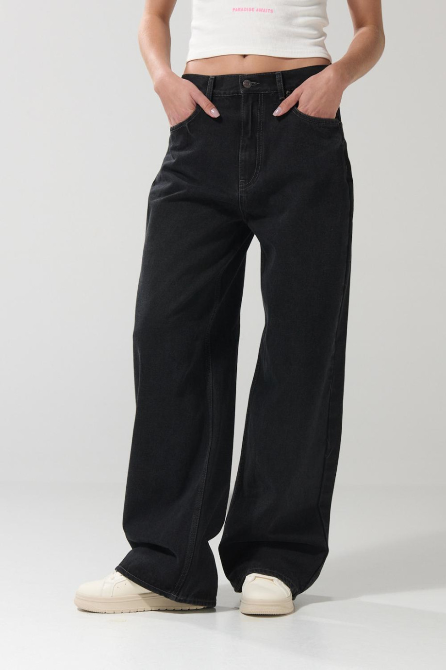 Jean tiro medio baggy gris con bota ancha y bolsillos