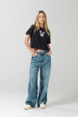 Camiseta negra crop top con arte de Osos Escandalosos