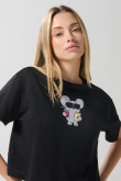Camiseta negra crop top con arte de Osos Escandalosos