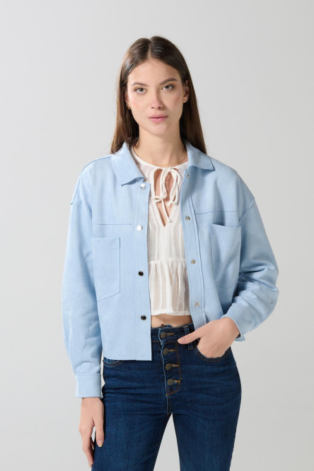 Chaqueta tipo cuello trucker en tonos unicolor con broches