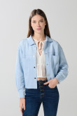 Chaqueta tipo cuello trucker en tonos unicolor con broches