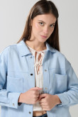 Chaqueta tipo cuello trucker en tonos unicolor con broches