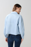 Chaqueta tipo cuello trucker en tonos unicolor con broches