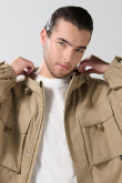 Chaqueta unicolor liviana con bolsillos y capota