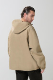 Chaqueta unicolor liviana con bolsillos y capota