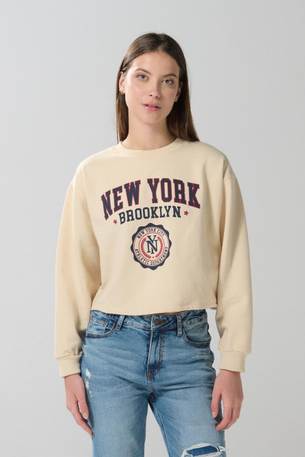 Buzo kaki claro crop top con estampado college en frente