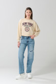 Buzo kaki claro crop top con estampado college en frente