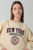 Buzo kaki claro crop top con estampado college en frente