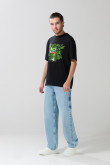 Camiseta negra con arte de Looney Tunes y manga corta