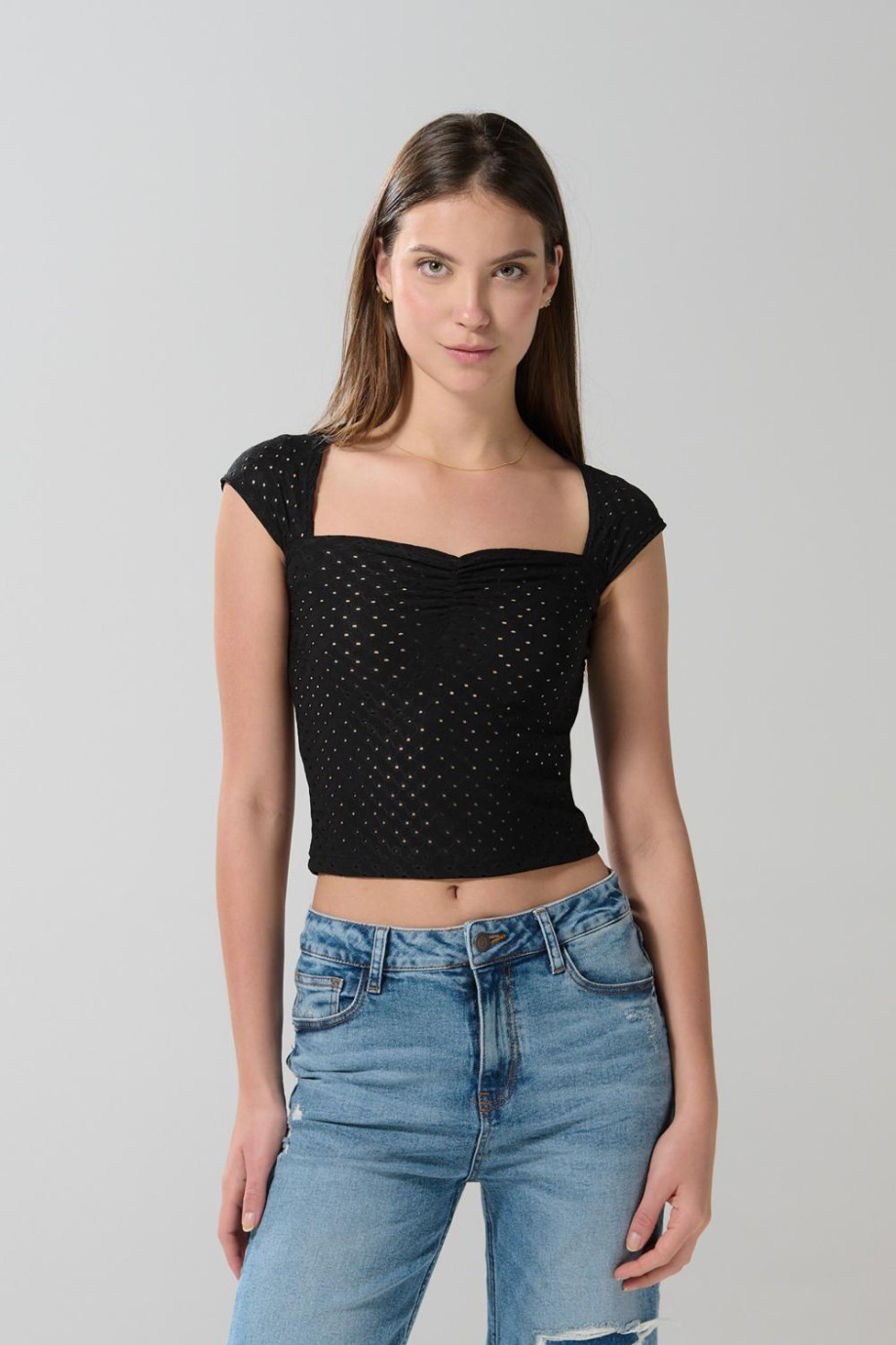 Camiseta unicolor con texturas y escote corazón
