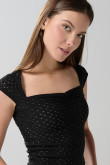 Camiseta unicolor con texturas y escote corazón