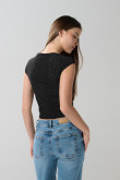 Camiseta unicolor con texturas y escote corazón