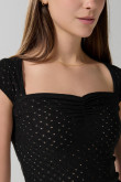 Camiseta unicolor con texturas y escote corazón