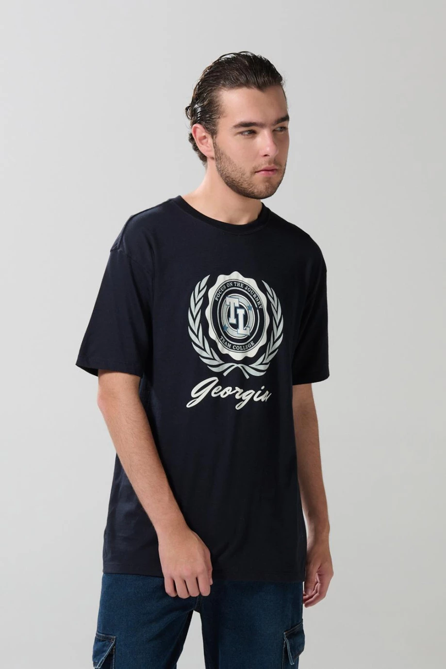 Camiseta basica hombro rodado masculina, cuello redondo con estampado estilo college.