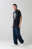 Camiseta basica hombro rodado masculina, cuello redondo con estampado estilo college.