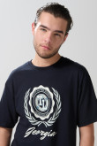 Camiseta basica hombro rodado masculina, cuello redondo con estampado estilo college.