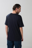 Camiseta basica hombro rodado masculina, cuello redondo con estampado estilo college.