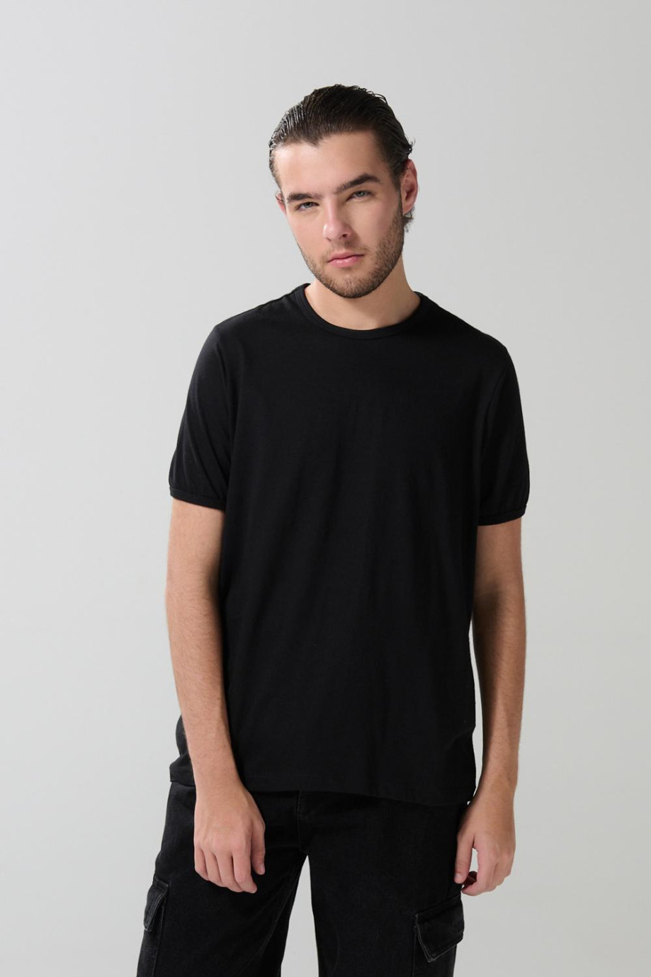 Camiseta manga corta unicolor con rib en cuello y puños para hombre.
