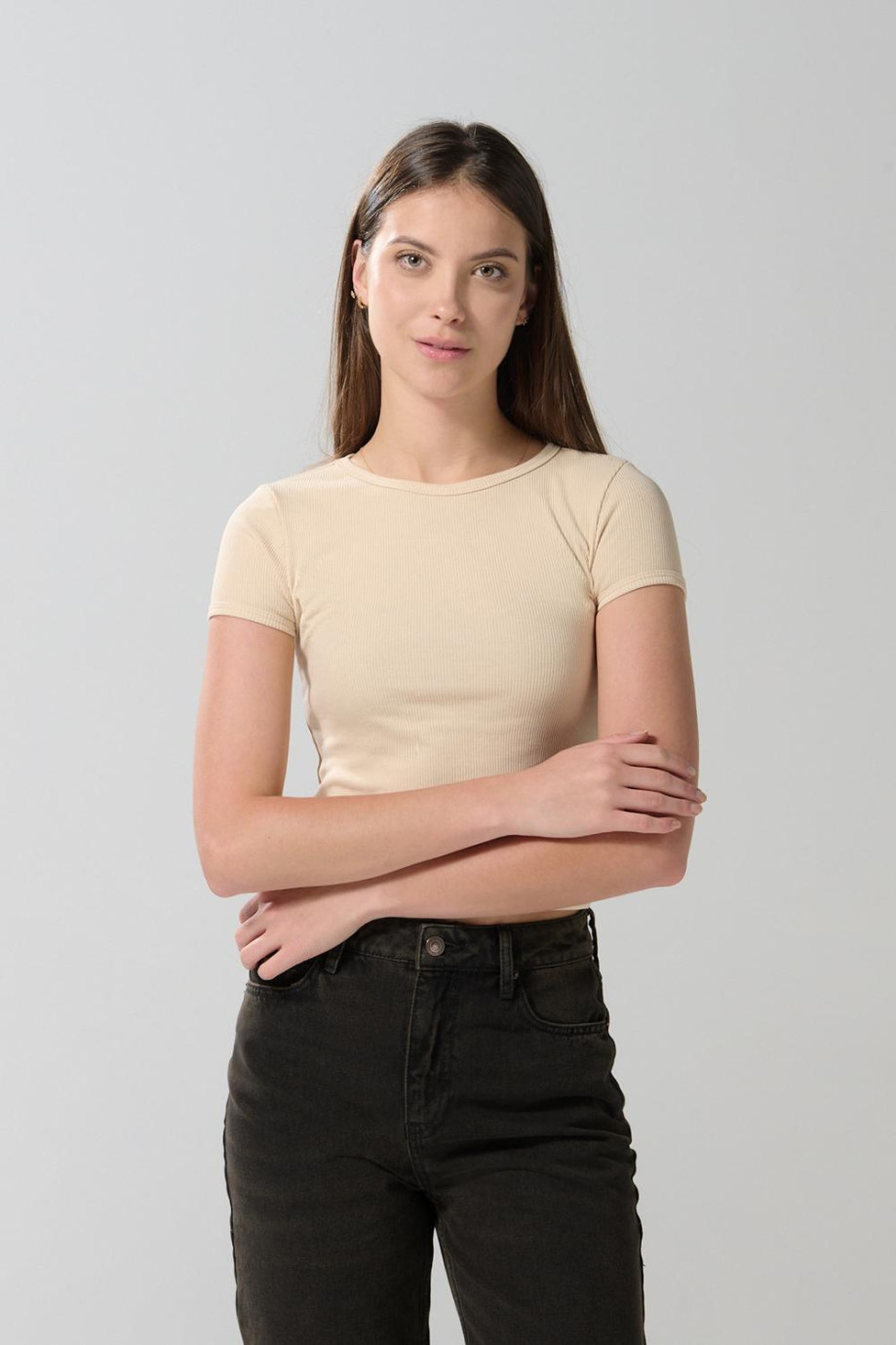 Camiseta ajustada unicolor con cuello redondo y manga corta