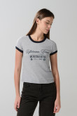 Camiseta gris clara con contrastes y manga corta college