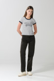 Camiseta gris clara con contrastes y manga corta college