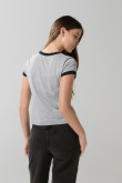 Camiseta gris clara con contrastes y manga corta college