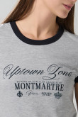 Camiseta gris clara con contrastes y manga corta college