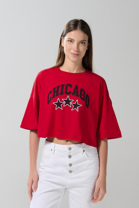 Camiseta crop top oversize roja con estampado college
