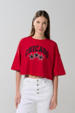 Camiseta crop top oversize roja con estampado college