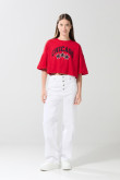 Camiseta crop top oversize roja con estampado college
