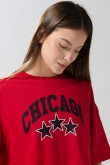 Camiseta crop top oversize roja con estampado college