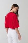 Camiseta crop top oversize roja con estampado college