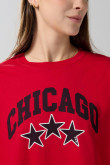 Camiseta crop top oversize roja con estampado college
