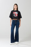 Camiseta crop top oversize negra con arte de Mafalda