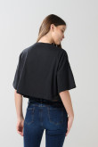 Camiseta crop top oversize negra con arte de Mafalda