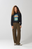 Buzo negro crop top con estampado de Iron Maiden