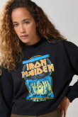 Buzo negro crop top con estampado de Iron Maiden