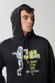 Buzo negro con diseños de Iron Maiden y capota