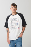 Camiseta de NASA crema clara con manga ranglan corta
