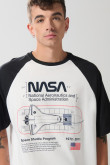 Camiseta de NASA crema clara con manga ranglan corta