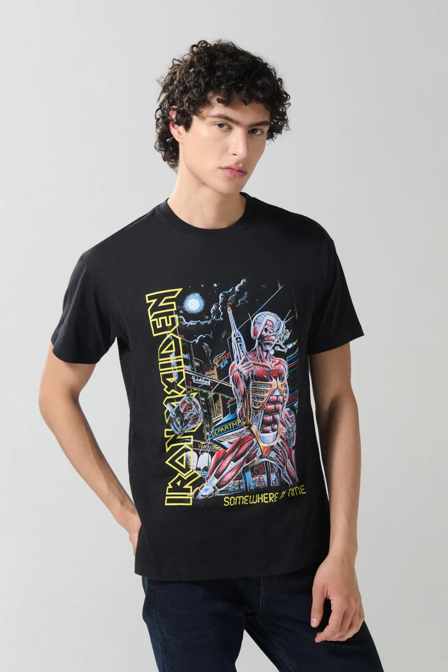 Camiseta negra manga corta con estampado de Iron Maiden
