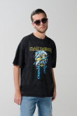 Camiseta oversize de Iron Maiden negra con manga corta