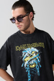 Camiseta oversize de Iron Maiden negra con manga corta