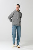 Buzo gris claro oversize con capota y bolsillo en frente